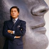 Valentino Garavani vor Statue