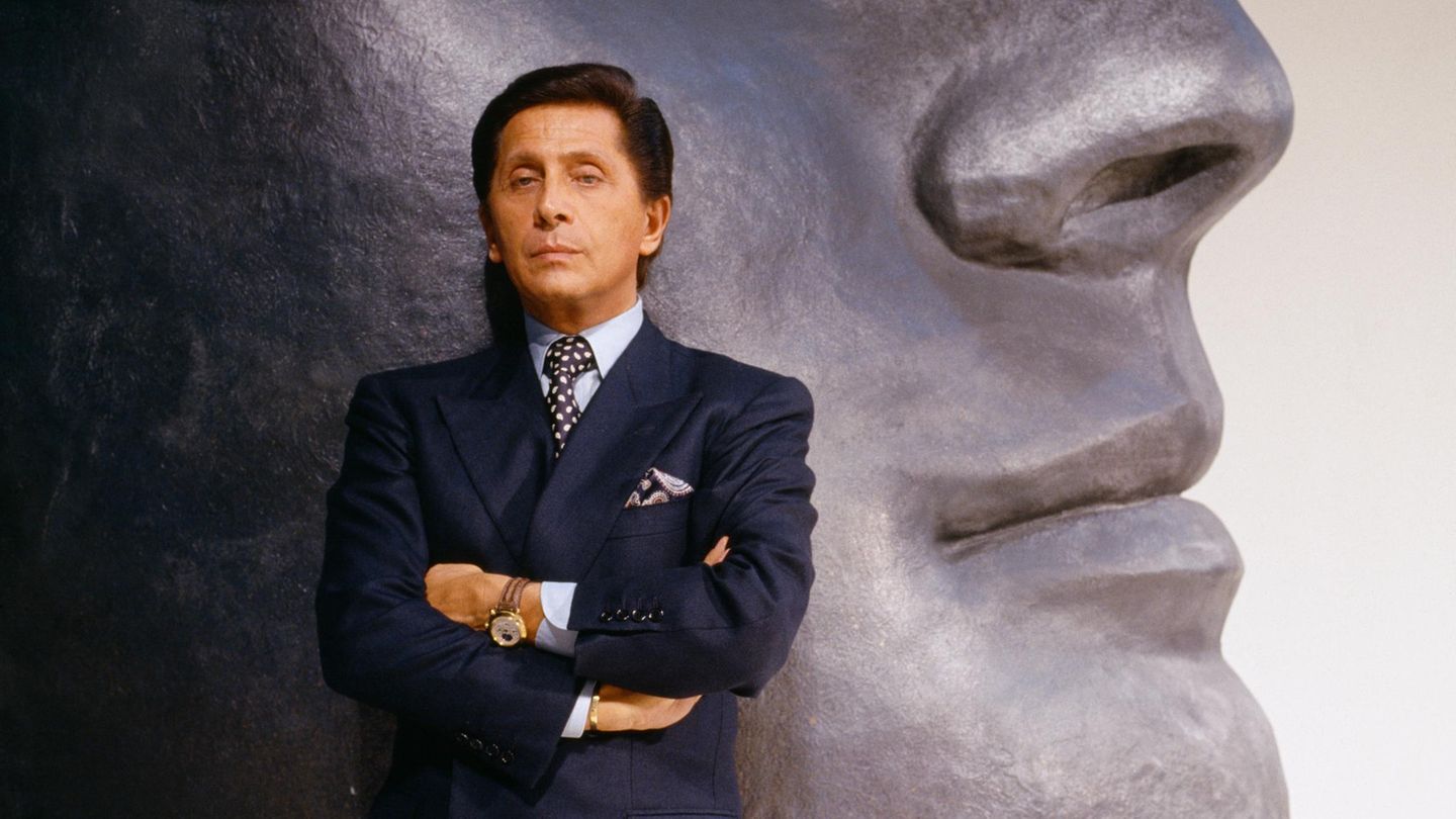 Valentino Garavani vor Statue