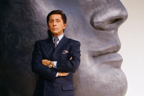 Valentino Garavani vor Statue