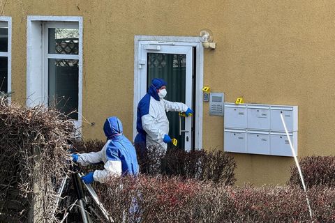 Kriminaltechniker sichern an einem Haus in Sachsen-Anhalt Spuren