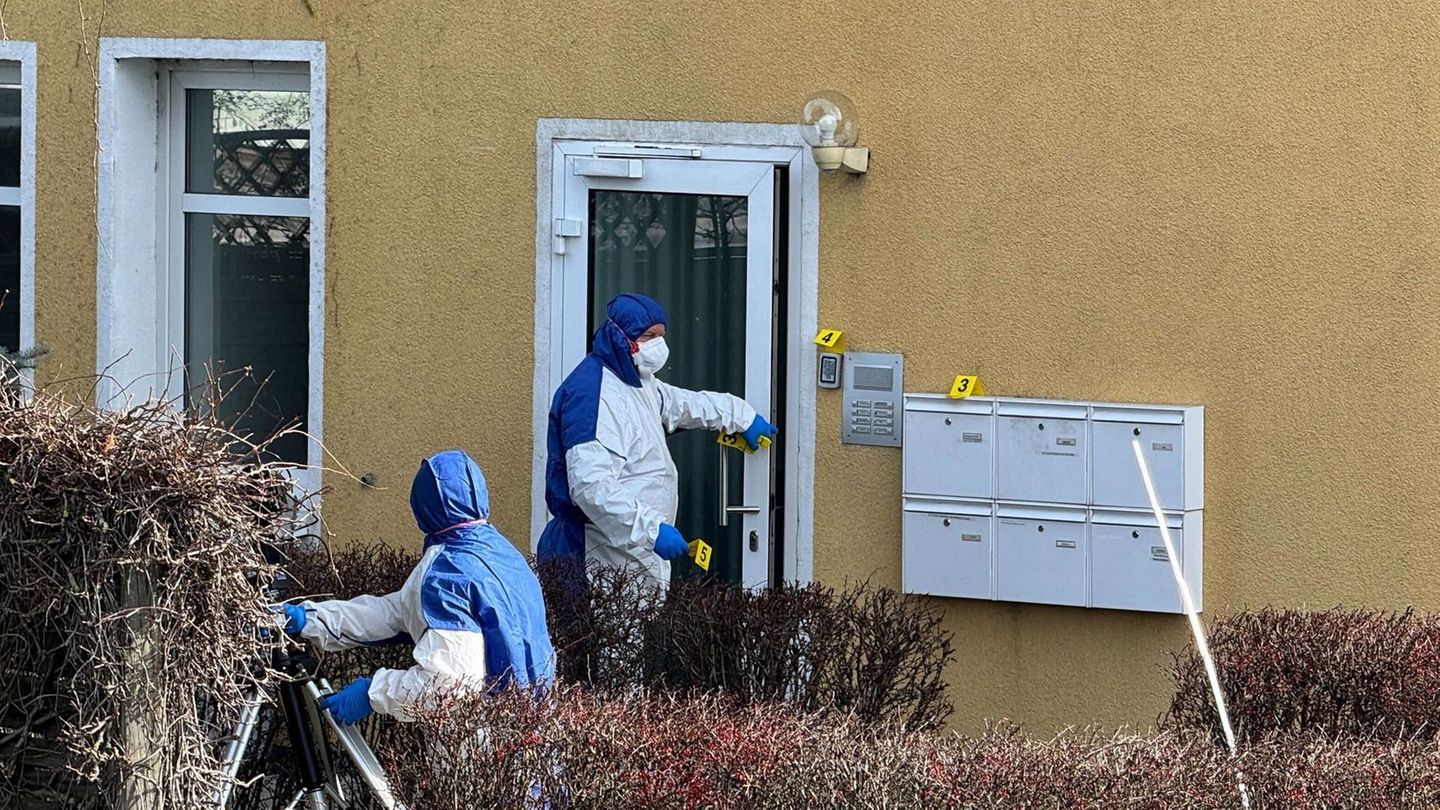 Kriminaltechniker sichern an einem Haus in Sachsen-Anhalt Spuren