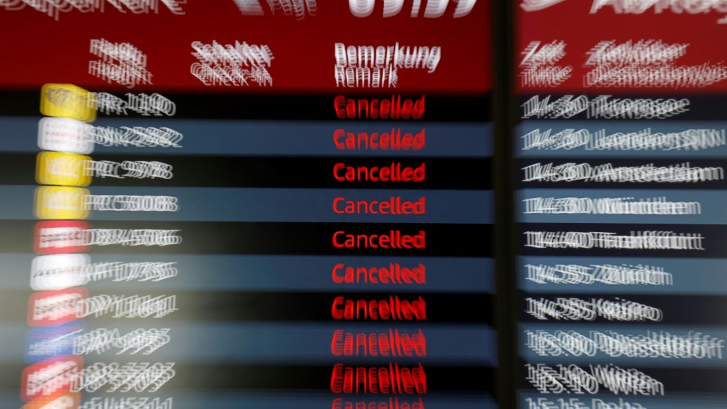 Anzeige annullierter Flüge auf einem Flughafen