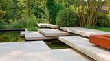 Garten des Jahres große Platten um einen Schwimmteich