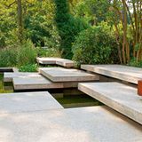 Garten des Jahres große Platten um einen Schwimmteich