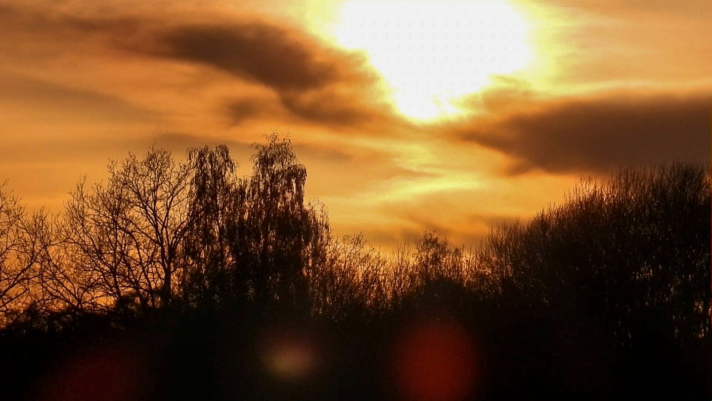 Warmes Wetter und Saharastaub: Dieser Sonnenuntergang war besonders schön