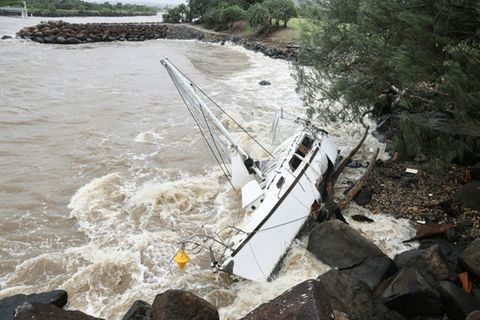 Vom Sturm losgerissene Yacht in den Felsen am Point Danger