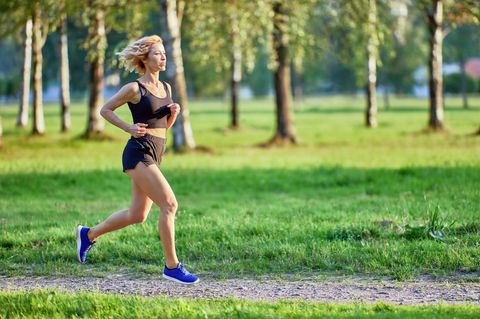 Frauen: Ältere Frau beim Joggen im Park