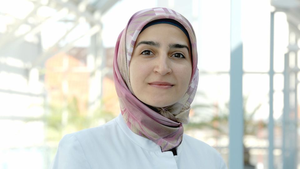 Delirexpertin Dr. Fatima Halzl-Yürek blickt in die Kamera Delirexpertin Dr. Fatima Halzl-Yürek blickt in die Kamera