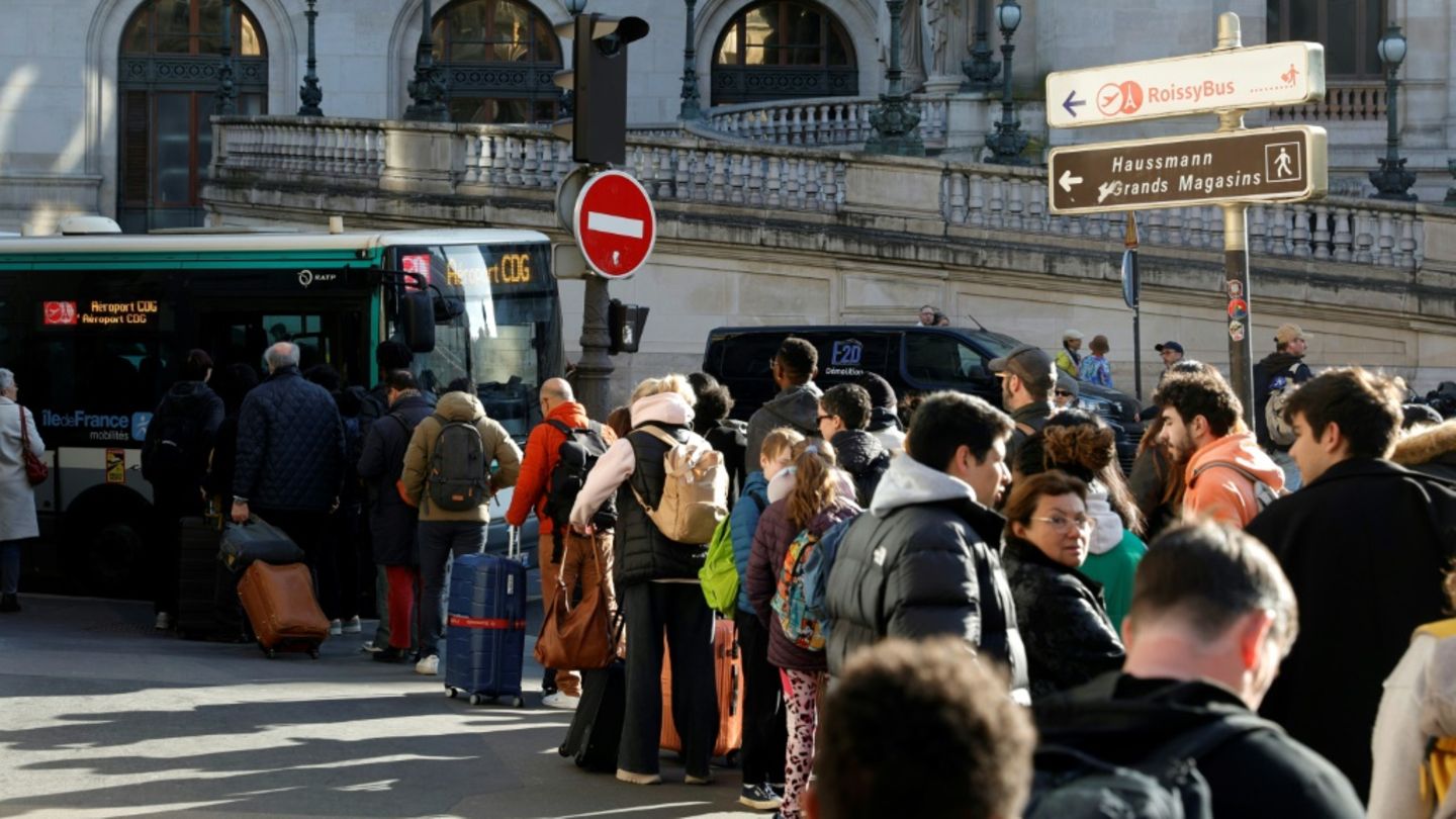 Reisende warten auf einen Bus zum Flughafen