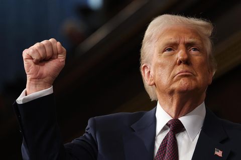 US-Präsident Trump ballt die Faust bei seiner Rede vor dem US-Kongress
