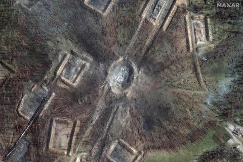 Ein Satellitenbild von Maxar zeigt ein Munitionslager in Russland nach einer Explosion