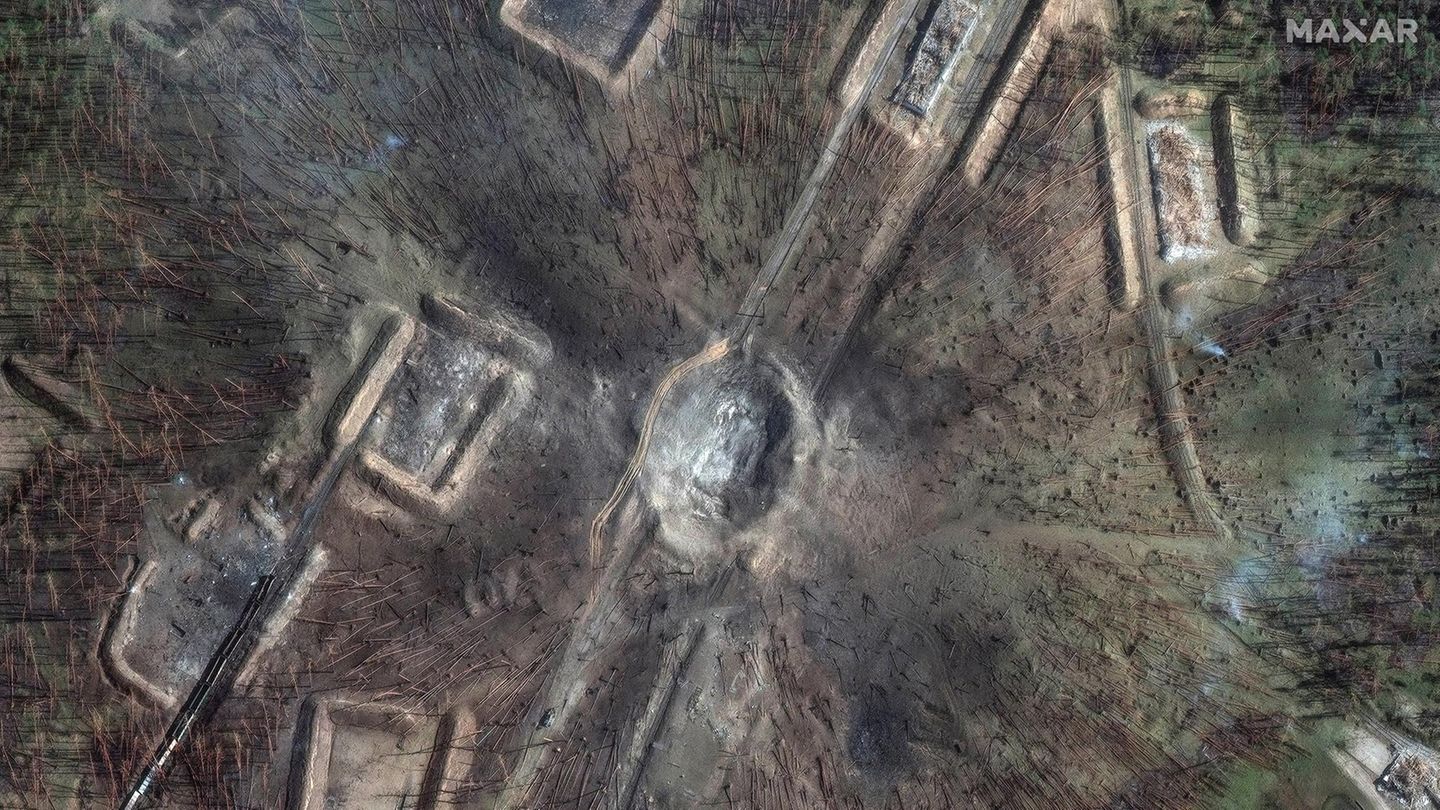 Ein Satellitenbild von Maxar zeigt ein Munitionslager in Russland nach einer Explosion