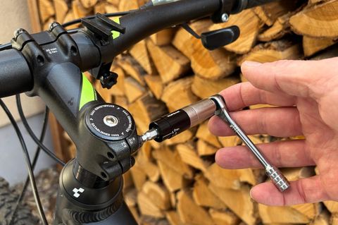 Drehmomentschlüssel fürs Fahrrad: kleiner Drehmomentschlüssel am Vorbau