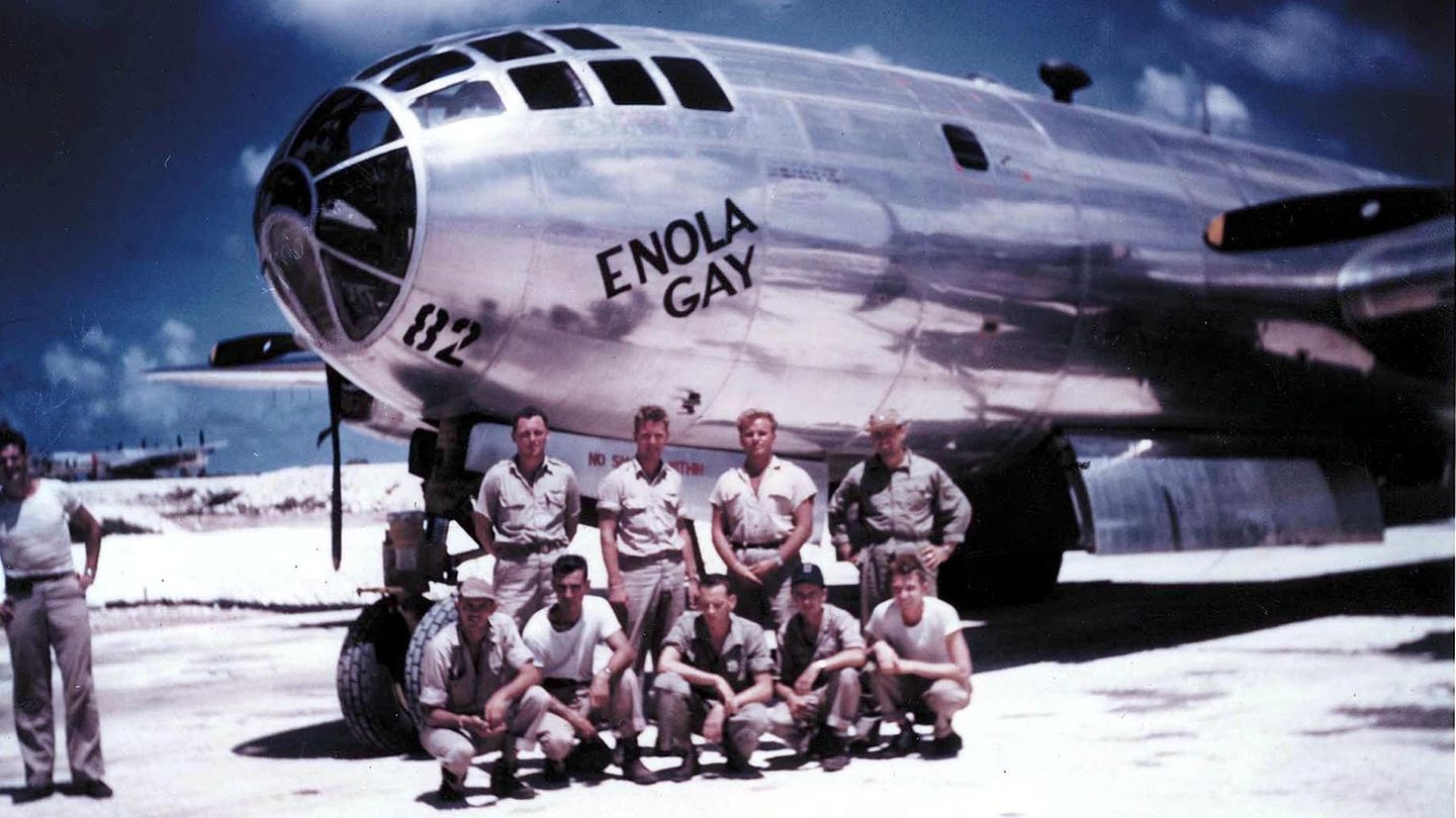 Pentagon tilgt berühmten Bomber "Enola Gay" aus dem Archiv Die Crew vor dem "Enola Gay"-Bomber