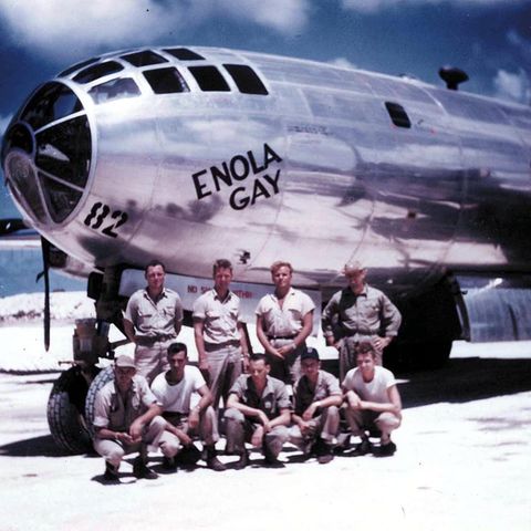Die Crew vor dem "Enola Gay"-Bomber