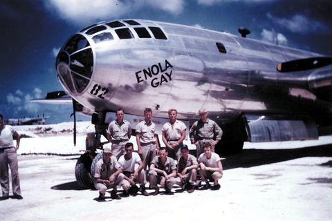 Die Crew vor dem "Enola Gay"-Bomber
