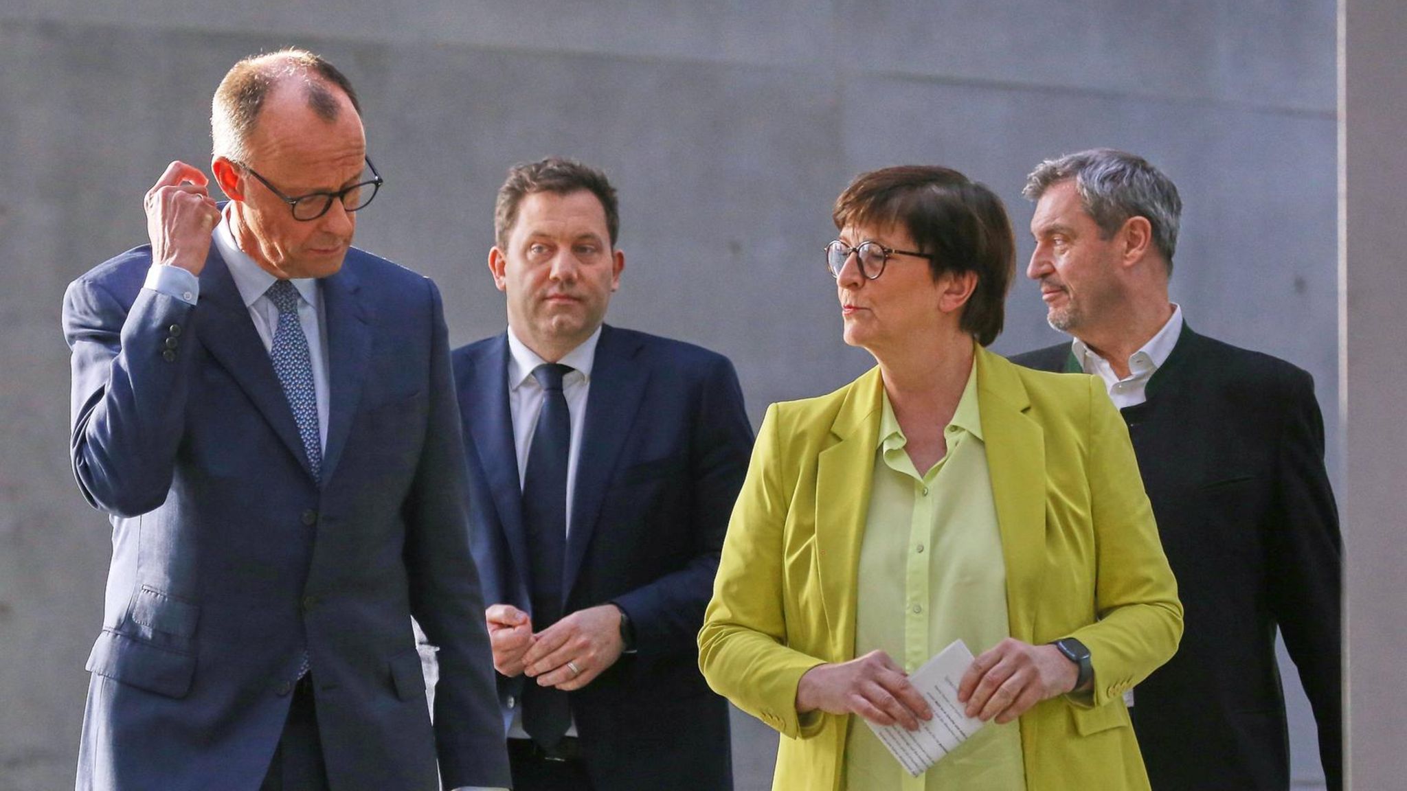 Merz, Klingbeil, Esken und Söder auf dem Weg zum Statement nach den Sondierungsgesprächen