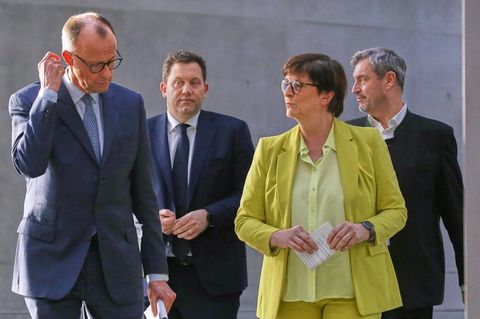 Merz, Klingbeil, Esken und Söder auf dem Weg zum Statement nach den Sondierungsgesprächen
