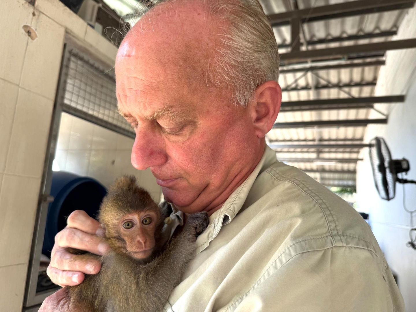 Edwin Wiek, Gründer der Organisation WFFT (Wildlife Friends Foundation Thailand), die das Wildtier-Krankenhaus betreibt
