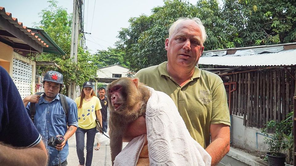 Tierschützer Edwin Wiek mit dem geretteten Makaken Joe.