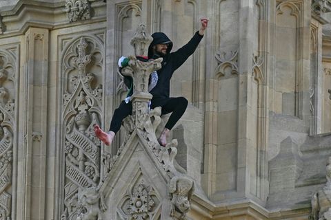 Mann mit Palästinenserflagge auf dem Big Ben in London