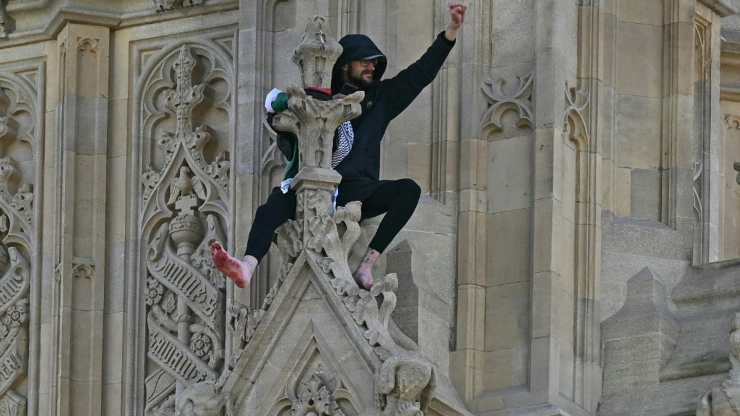 Mann mit Palästinenserflagge auf dem Big Ben in London