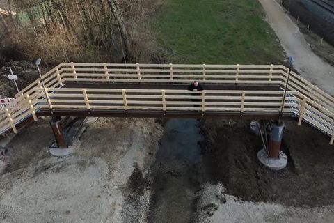 Diese Brücke in Bayern in selbst dem Bürgermeister peinlich (Video)