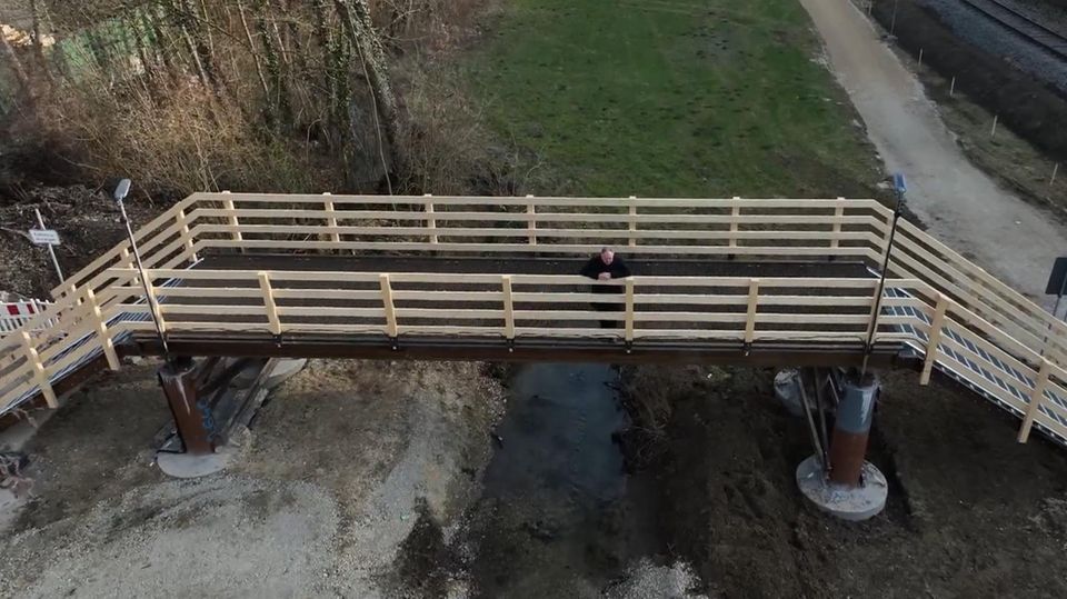 Diese Brücke in Bayern in selbst dem Bürgermeister peinlich (Video)