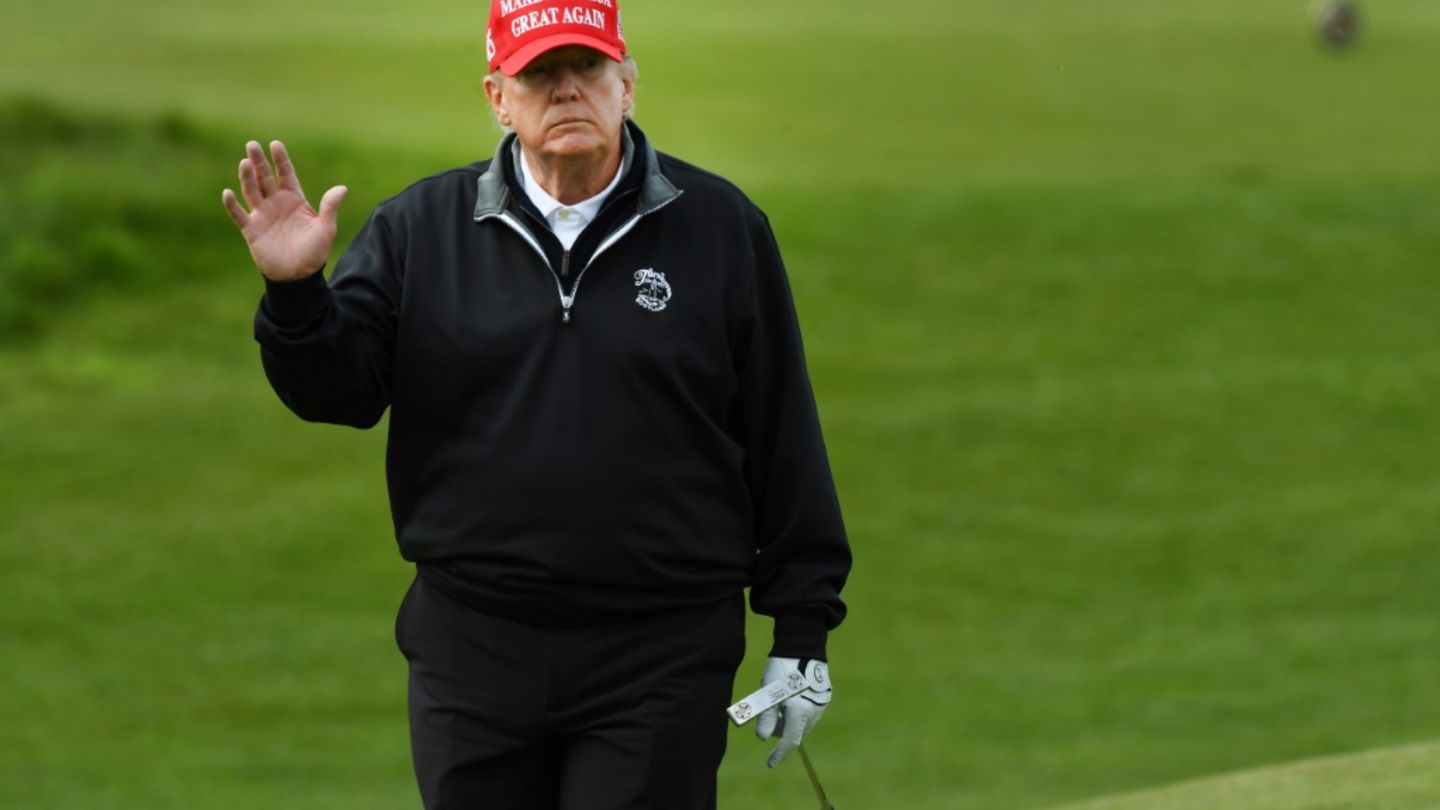 Donald Trump bei einer Partie Golf auf seiner Anlage in Turnberry
