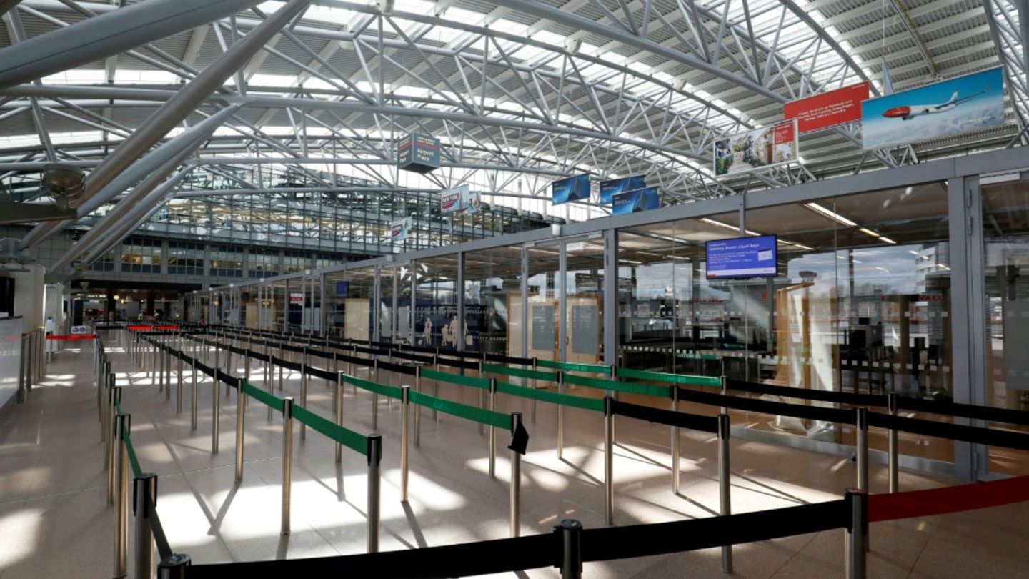 Leere Halle im Flughafen Hamburg