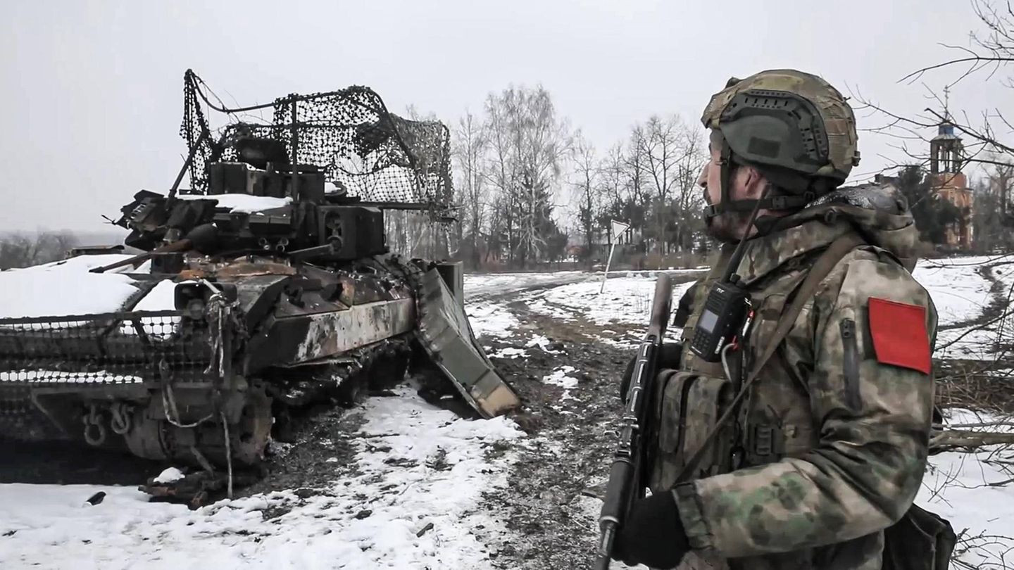 Kurskfront: Ein russischer Soldat vor einem aufgegebenen ukrainsichen Schützenpanzer