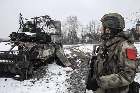 Kurskfront: Ein russischer Soldat vor einem aufgegebenen ukrainsichen Schützenpanzer