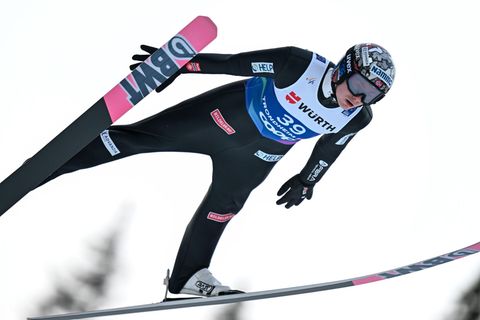 Norwegens Skispringer Marius Lindvik beim Springen von der Großschanze in Trondheim