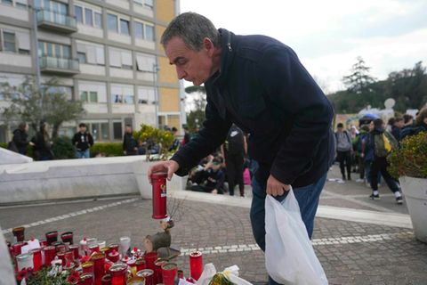 Kerzen vor dem Gemelli-Krankenhaus in Rom