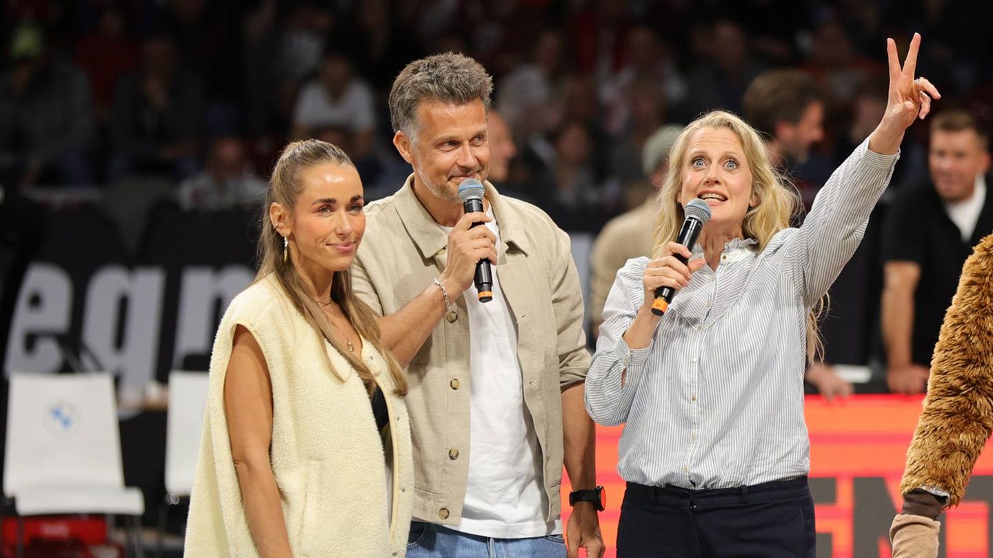 9. März 2025: Annemarie Carpendale und Barbara Schöneberger knutschen bei Basketballspiel Vip News: Annemarie Carpendale und Barbara Schöneberger knutschen bei Basketballspiel