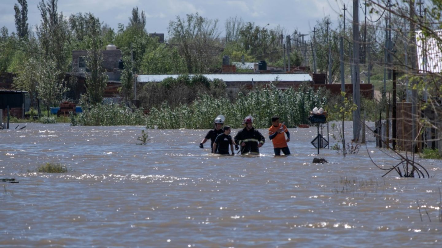Helfer waten durch die Fluten in Bahía Blanca