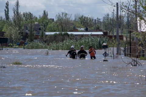 Helfer waten durch die Fluten in Bahía Blanca