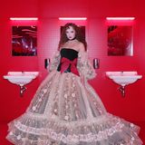 Chapell Roan in einer rot gekachelten Show-Location