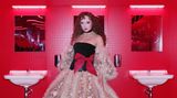 Chapell Roan in einer rot gekachelten Show-Location
