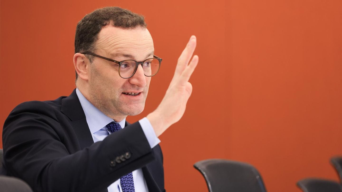 Jens Spahn hebt die Hand. Er ist derzeit in der Asyl-Politik gefragt