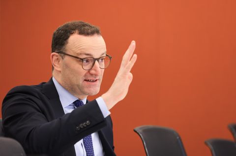 Jens Spahn hebt die Hand. Er ist derzeit in der Asyl-Politik gefragt