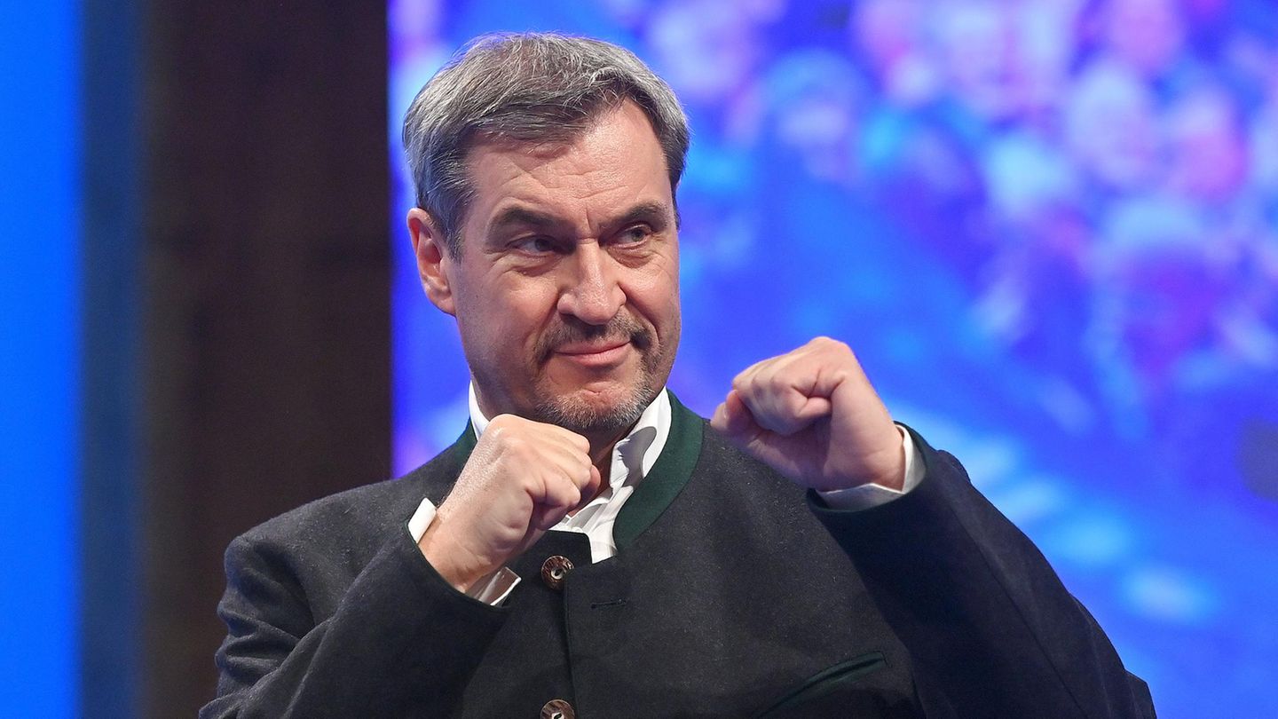 Markus Söder reckt beim politischen Aschermittwoch die Fäuste in die Höhe