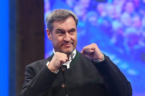 Markus Söder reckt beim politischen Aschermittwoch die Fäuste in die Höhe