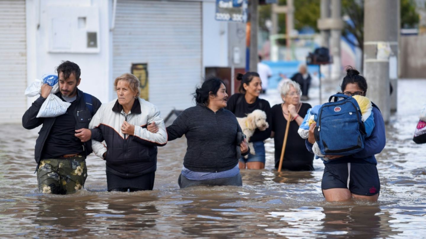 Menschen in Bahía Blanca auf überfluteter Straße