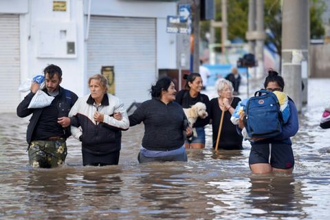 Menschen in Bahía Blanca auf überfluteter Straße