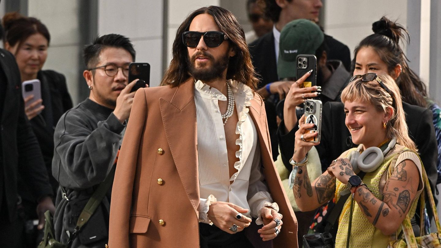 Jared Leto im hellen Mantel bei der Show von Valentino