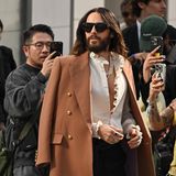 Jared Leto im hellen Mantel bei der Show von Valentino