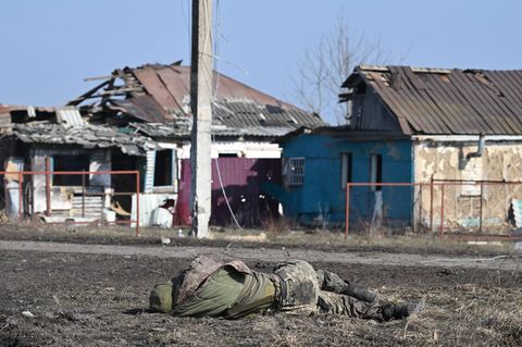 Russland-Ukraine-Krieg: Ein Toter auf einer Straße