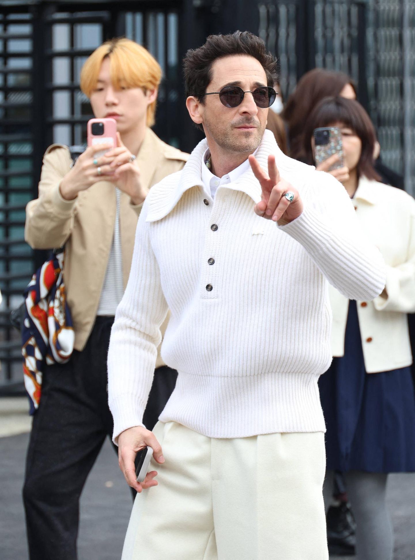Adrian Brody in Weiß bei der Show von Lacoste