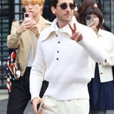 Adrian Brody in Weiß bei der Show von Lacoste